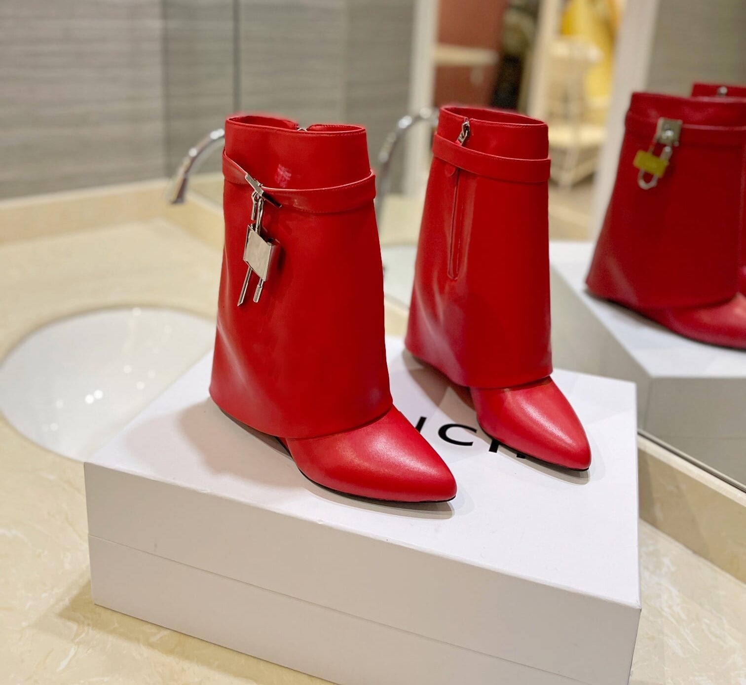 09234334-f7ed-477b-a5a9-e60b1bded26d